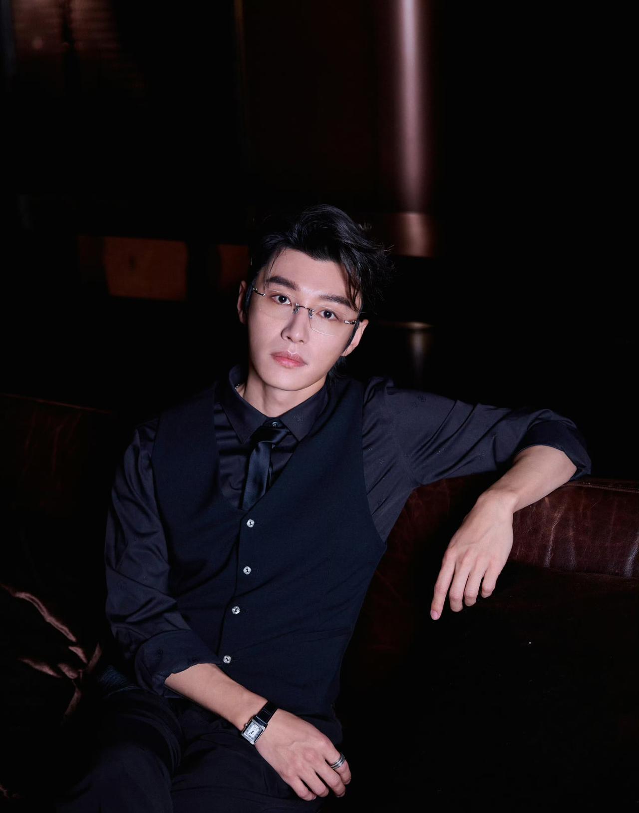 代旭的岳父是泰山级人脉，却从未给女婿递过一根绳子。饭局上别人靠关系换角色，他躲在