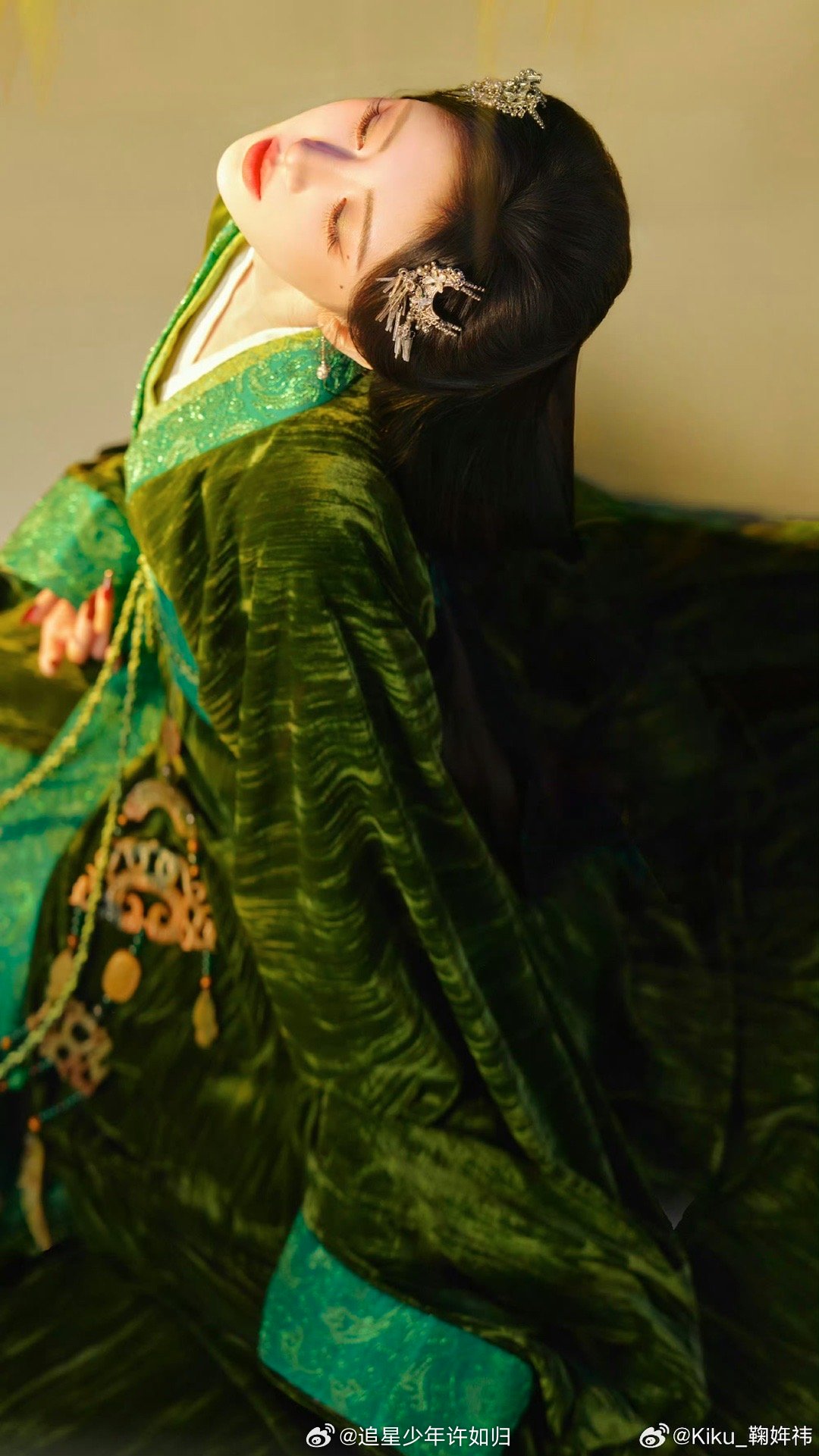 鞠婧祎美人嗔怒这一下月鳞绮纪 鞠婧祎这波美人嗔怒直接杀疯了！偏头皱眉那股劲儿劲儿