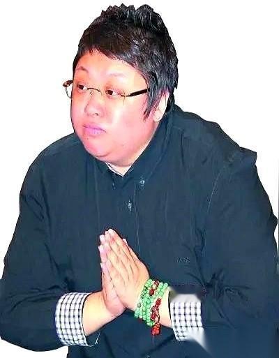 那霸和韩胖要开演唱会了。
消息砸出来，网上安静了三秒，然后冒出一串串省略号。几百