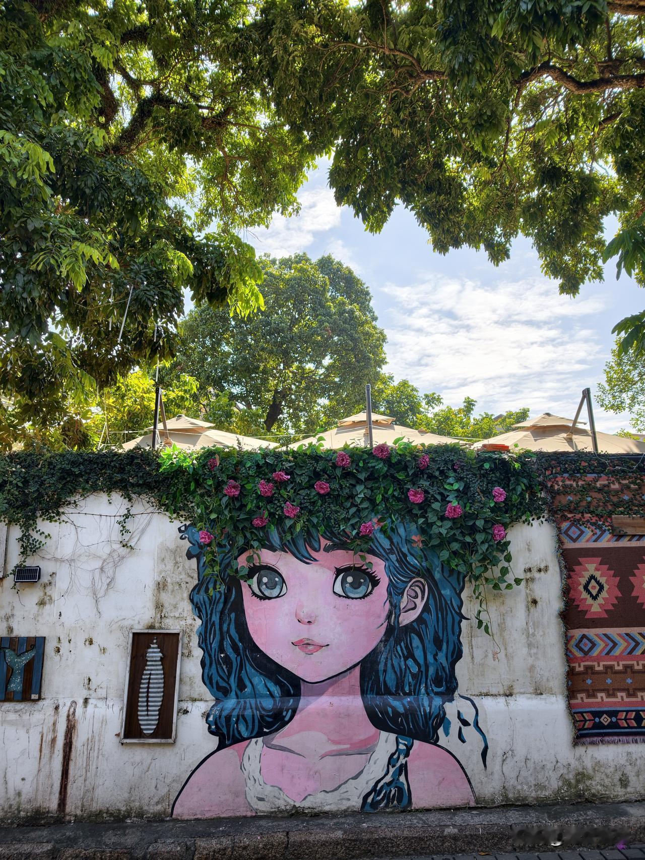 农历已进入「小雪」，今日的珠海气温高达25度，晴空万里，花团锦簇，好似春天。
漫