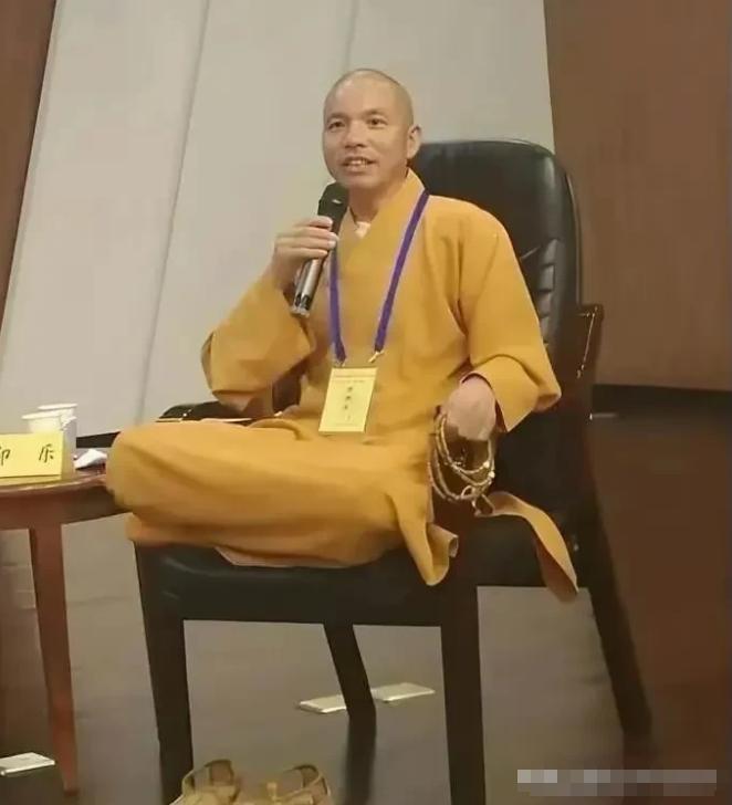有没有人发现，
新来的住持也没有那种跳出三界外的淡漠和沉静，
而是有种得到权势后