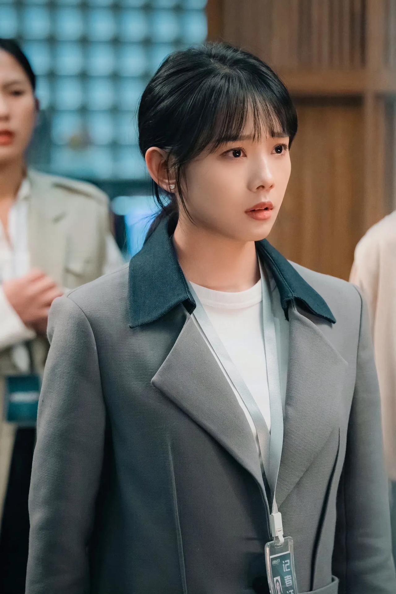 1.于正最近在辟谷中，除了工作就在家看书打坐。
2.肖战下半年一直忙着拍电影，都