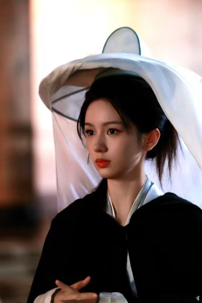 周也怎么能有人在水下还能美成这样 谁能抗拒水里的周也，水下光线复杂还容易花妆，她