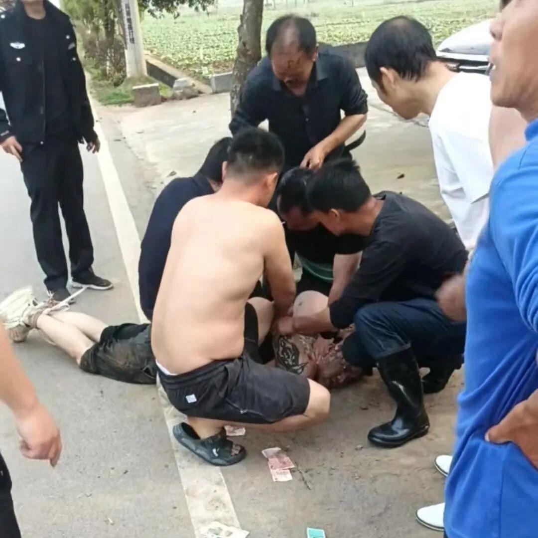 湖南，一69岁大爷发现了一名女子正被侵害，可他又身单力薄，就在关键时刻，大爷挺身