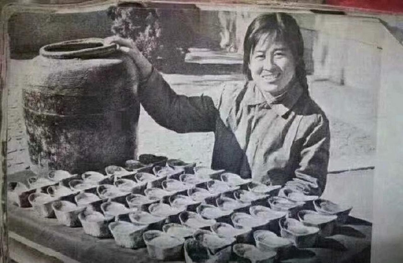 1982年，青海18岁女兵修水管时，挖出2吨银元，她四下张望，确定周围没人后，骑