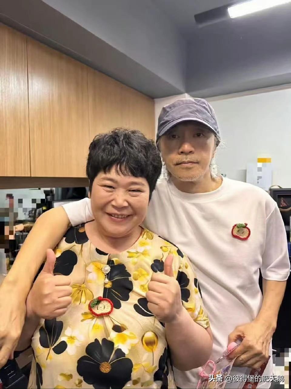 #周星驰让房主任教他吵架#
很早就听说星爷平时是个沉默寡言的人，与电影里其塑造的