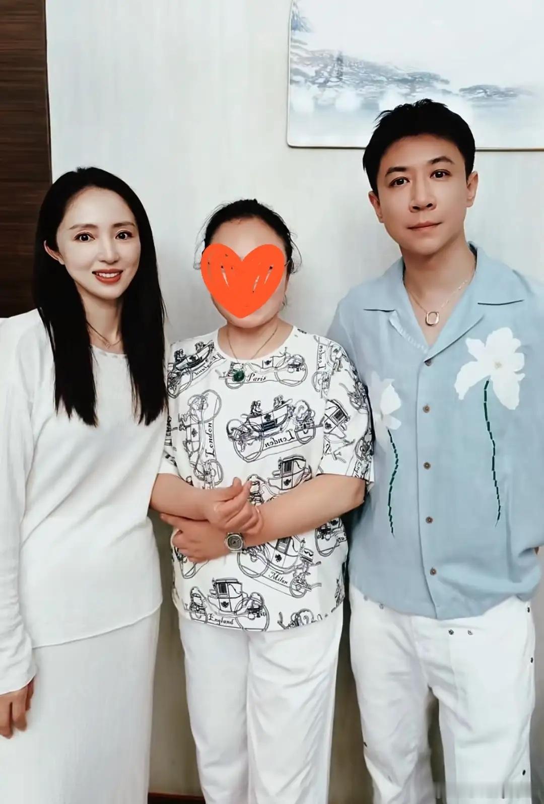 董璇夫妇带老人三亚过年，小年夜吃海鲜大餐，张维伊过年不孤单了！ 