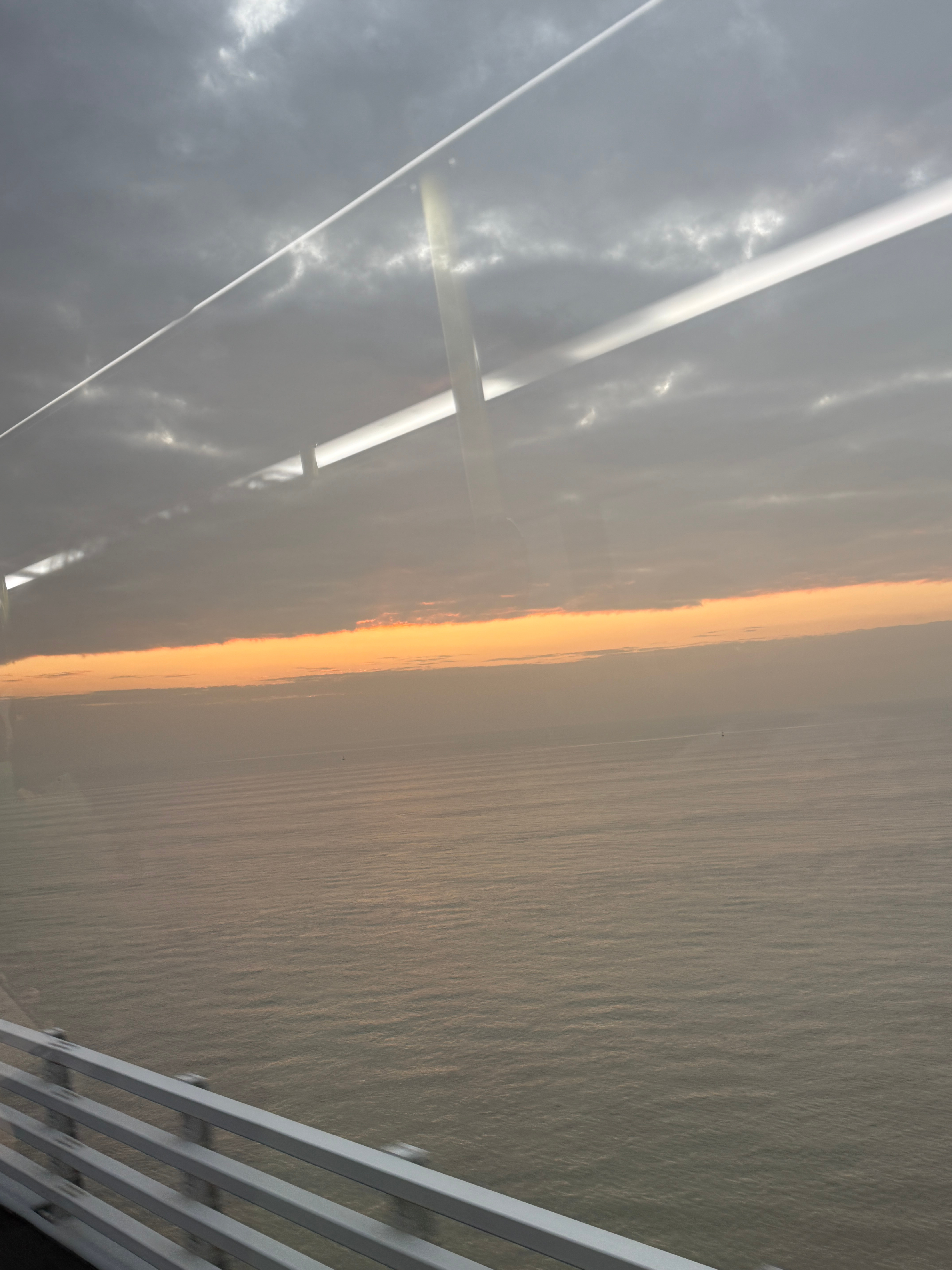 海面上的天空被撕裂出一道金黄色的口子