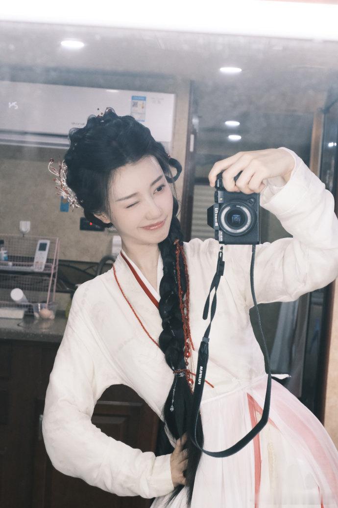 王鹤润怕不是2G冲浪选手实锤了！直播被评论区热梗问懵圈，一句放过7旬老人笑疯众人