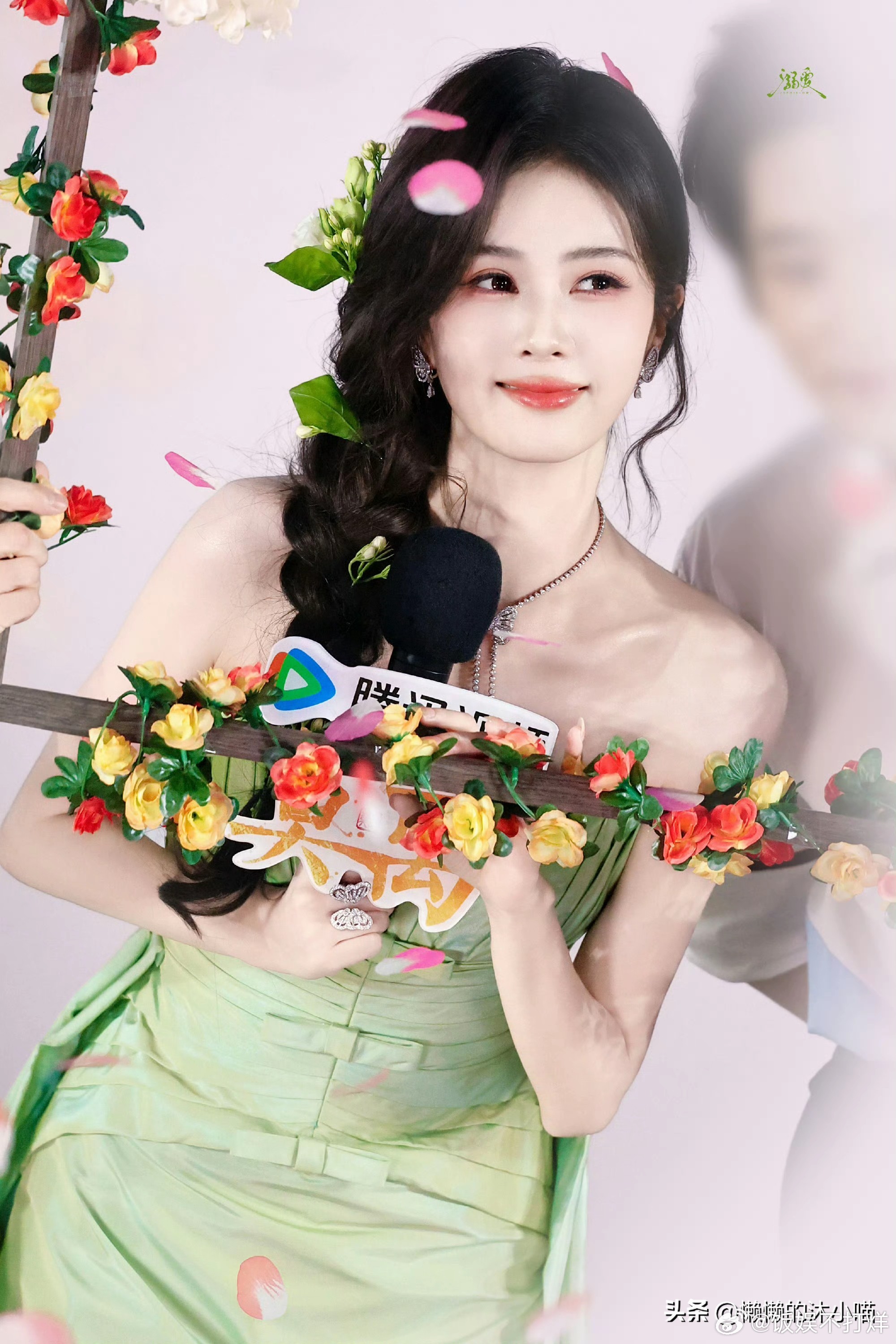 作为一个专科生， 我真的恨死王鹤棣和白鹿了。 第一次因为王鹤棣，害得同事们聊学历