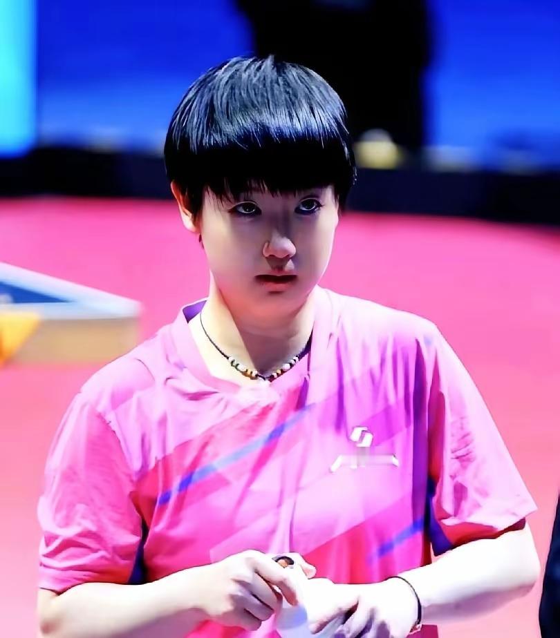 眼里有故事
心中无委屈

白云飘飘然
绿色染大地

专注小白球
志在升国旗

春