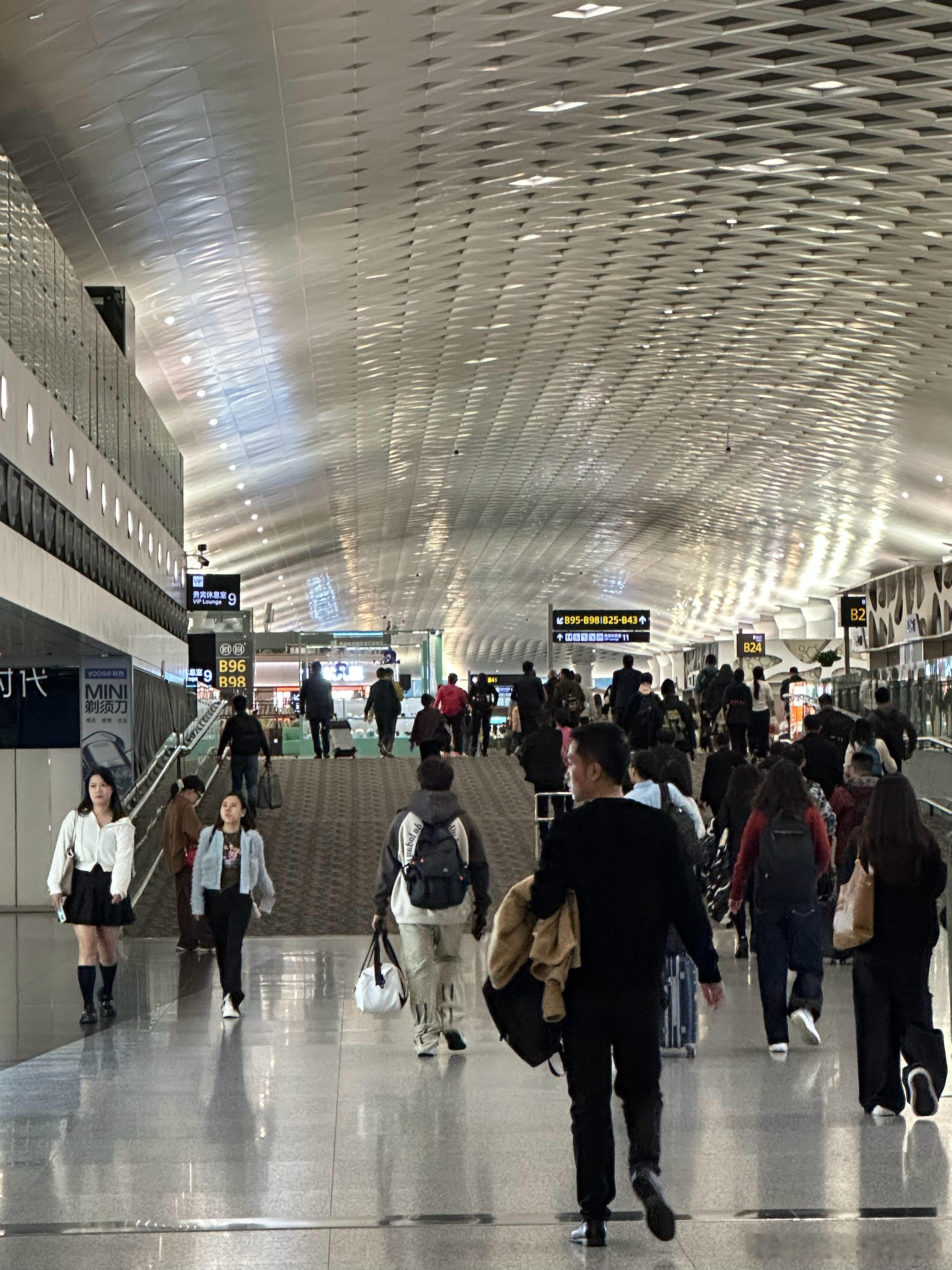 早班机人挺多的。6:20 am.  ​​​