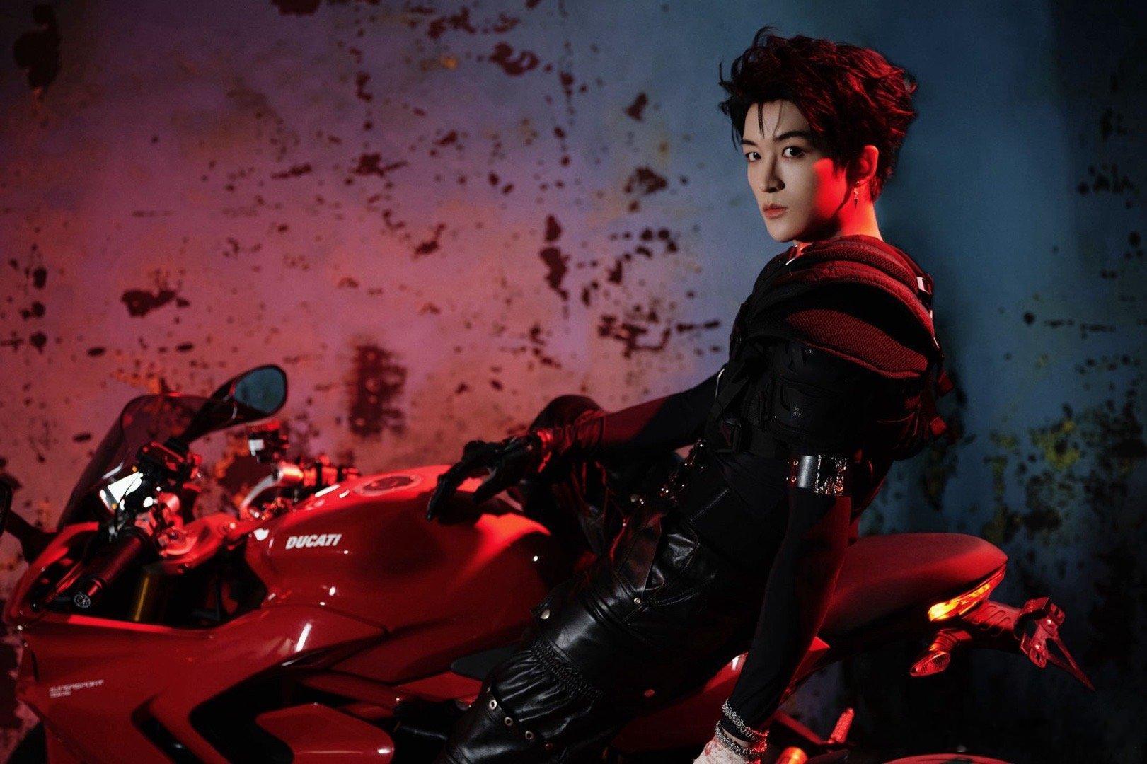 黄子弘凡演我听八卦的反应 谁的DNA动了！三个黄子同步吃瓜，听到鸟巢演唱会官宣，