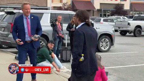 美国记者归还俄媒遗失相机，获赠一瓶伏特加，可能还附带“死亡威胁”

不管从哪个角