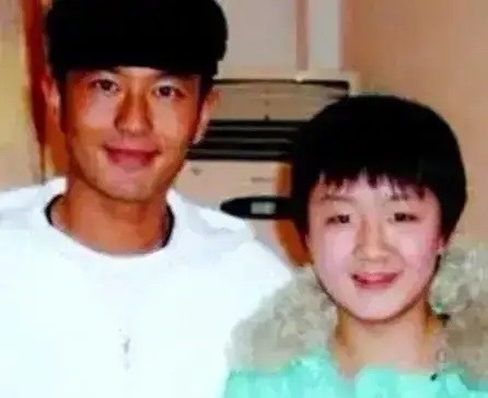 原来黄晓明的奶奶和陈梦的奶奶是亲姐妹，我一直以为他俩是表兄妹呀！一直说他俩是亲戚