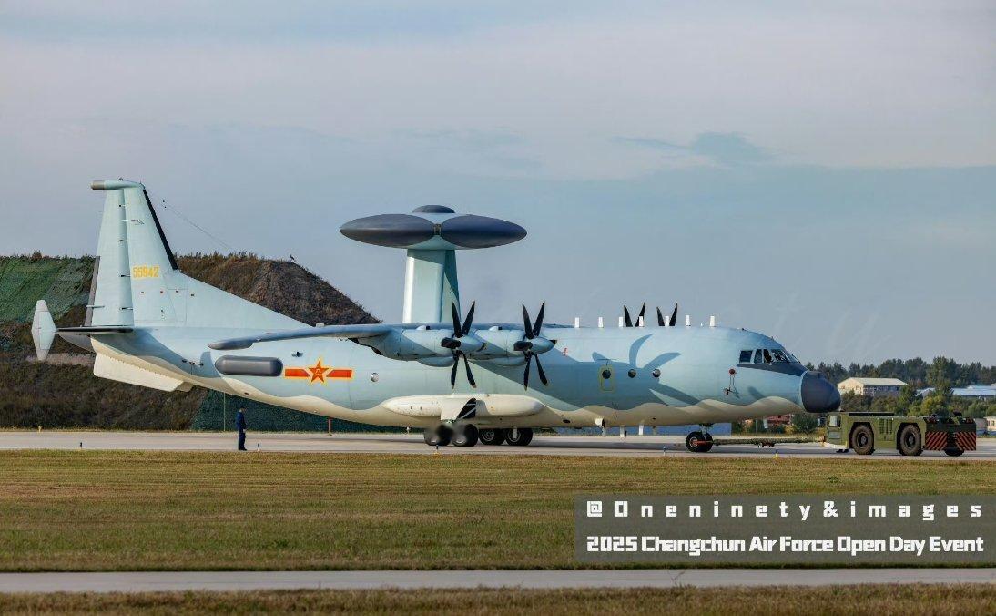 预警机与运-20同台，彰显中国空军力量！