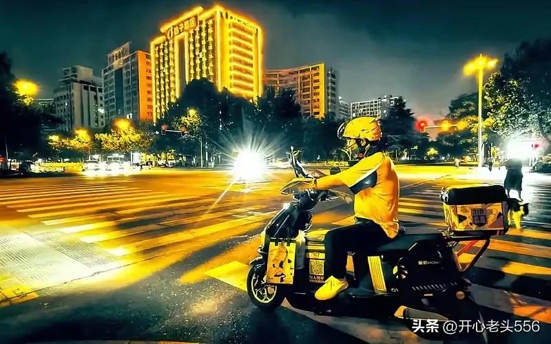 马不停蹄一溜烟，
风雨无阻赶时间。
下班已过二十三，
争分夺秒挣点钱。