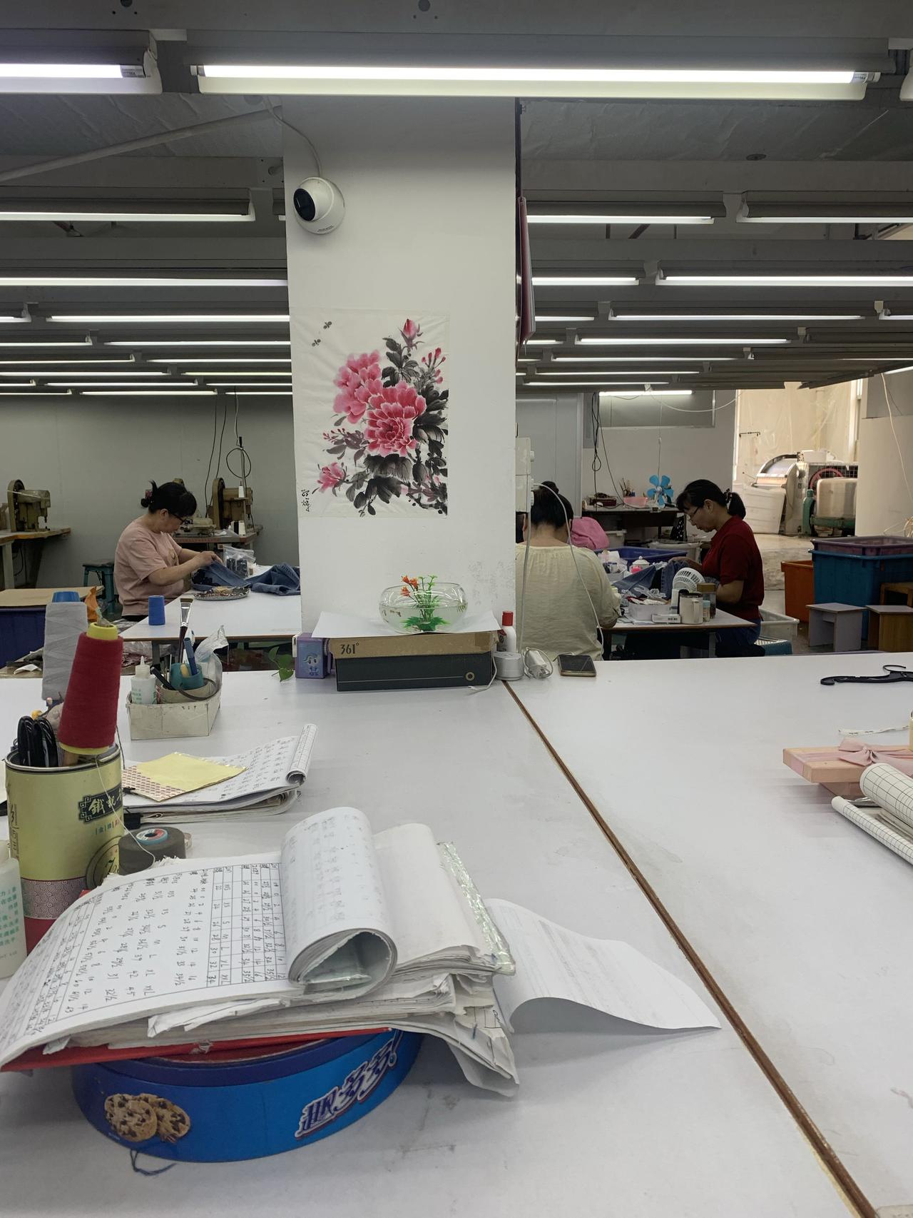 保安画的花，总检养的鱼[笑]

我们公司是做服装的，这个行业在现实社会发展中不讨