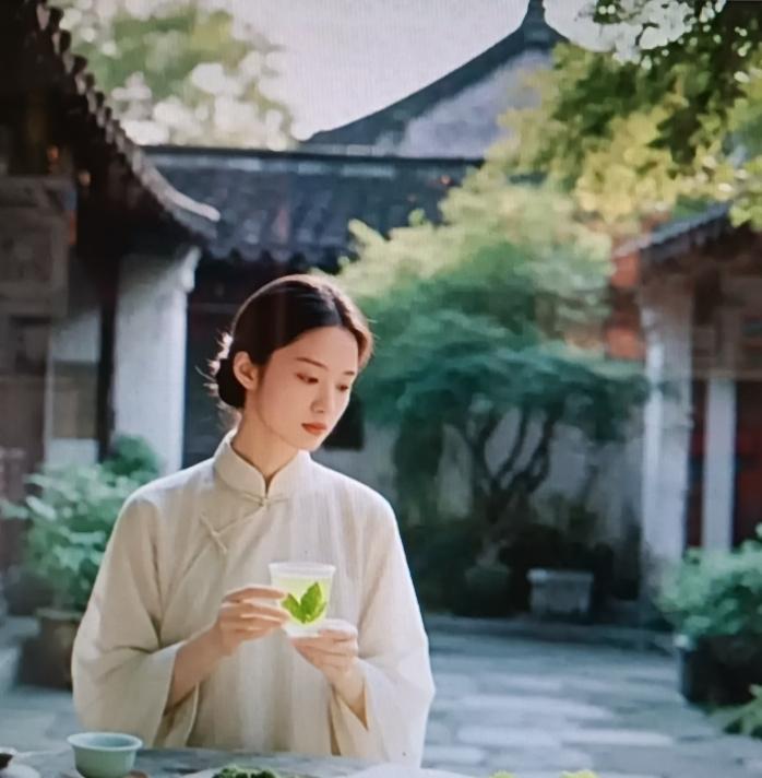 女性想要养颜抗老，这三种食物可不能错过。
首推蓝莓，它富含抗氧化剂花青素，能清除