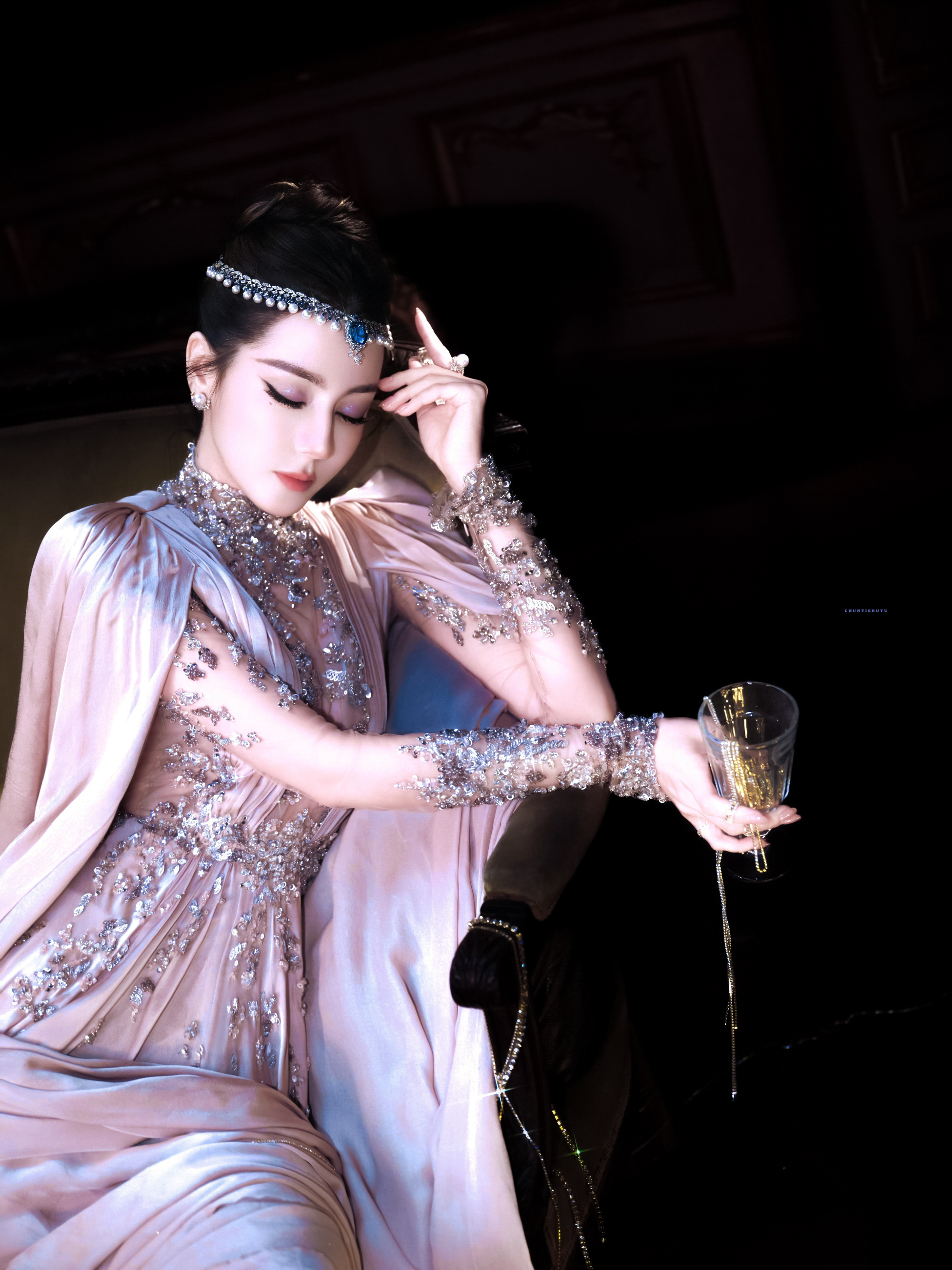 为您加冕 我的女王👑迪丽热巴代言护舒宝|迪丽热巴说红毯下雨像花洒在头上 dlr