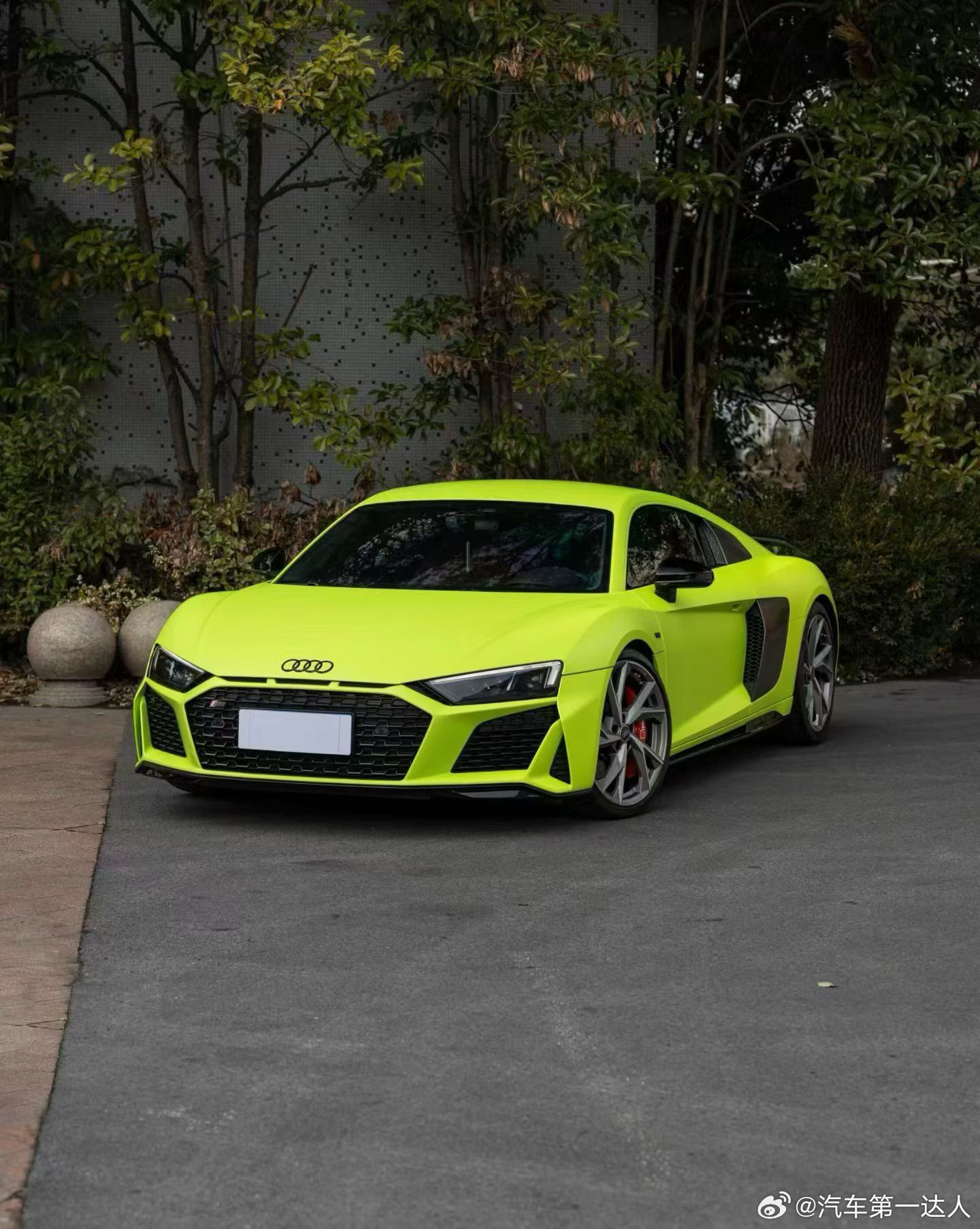 奥迪R8，P版，外观贴磨砂绿车衣，原厂稀有哑灰车漆 