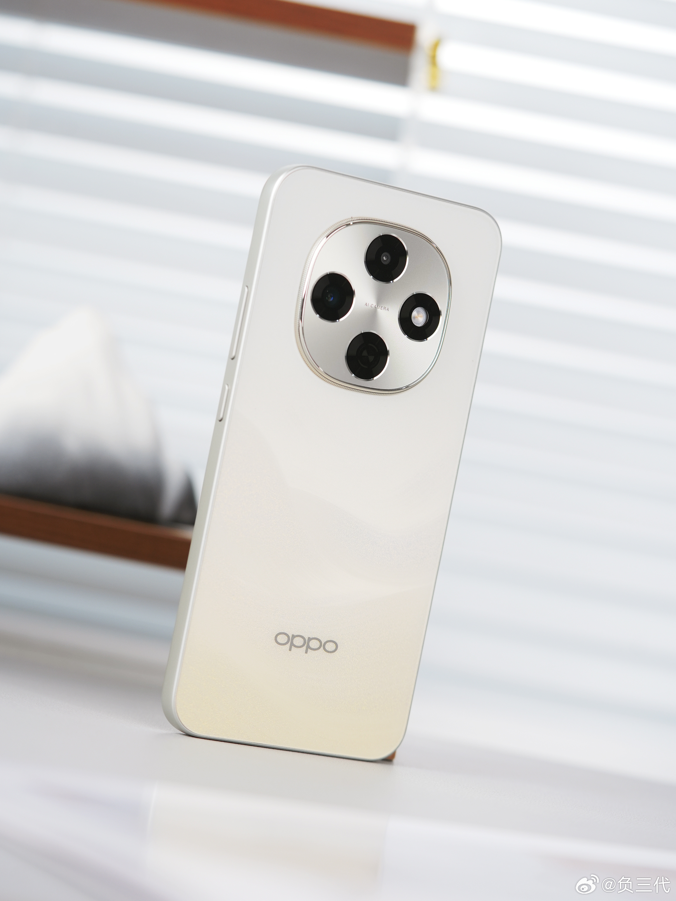 随手拿OPPO A6Pro的屏幕拍了几个核桃，嘎嘣脆，一丝划痕都没有。六年持久耐