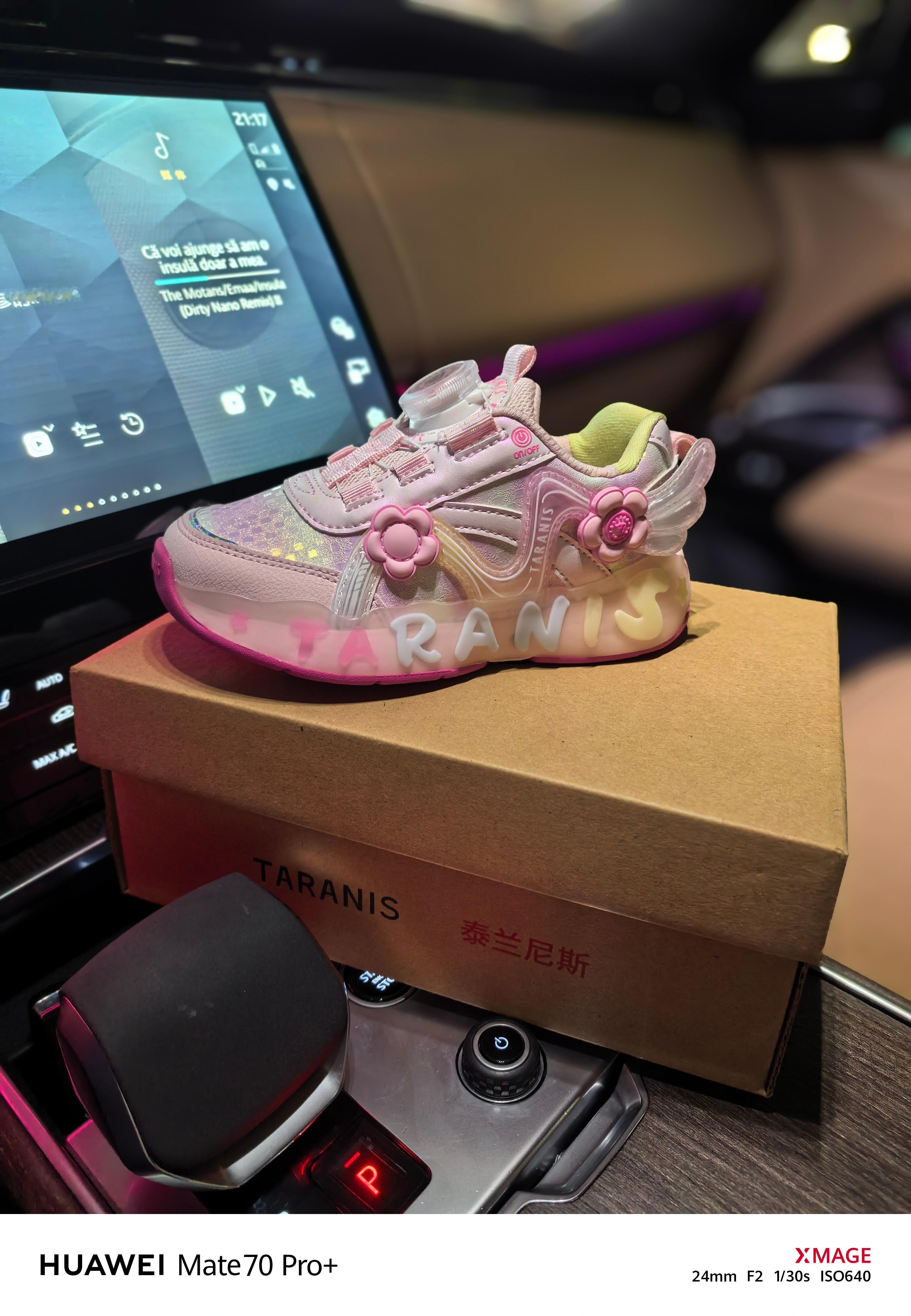 有人问我养女儿什么感觉？明天一早出差，可是今晚吃饭时才想起来之前答应女儿的“亮光