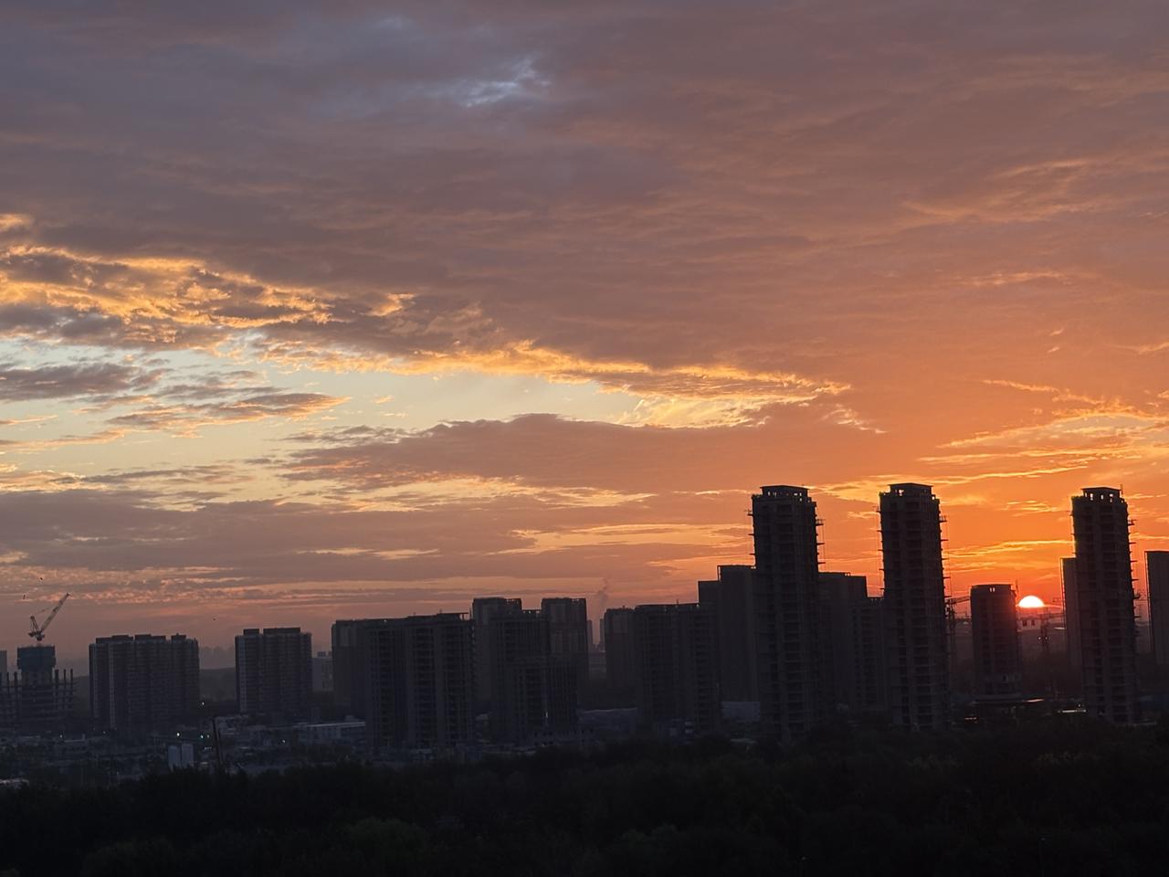 北京通州早晨5:40，朝霞满天。