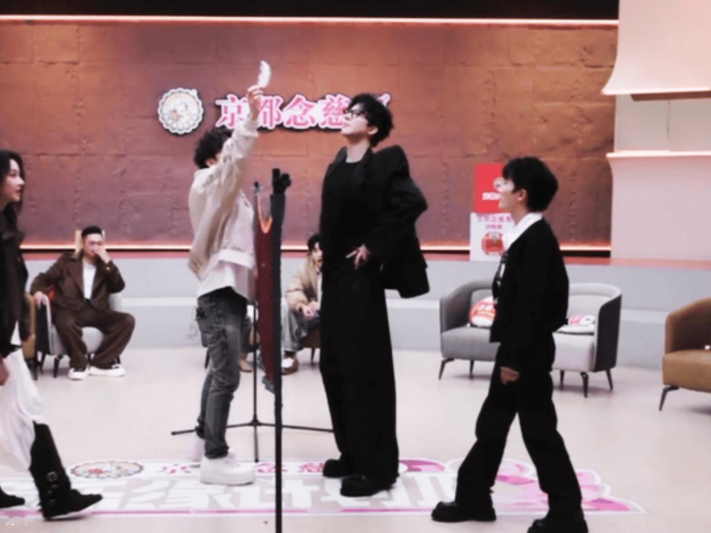 刘宇宁的2025巡演 🐾刘宇宁玫瑰丛生 🐾摩登兄弟 黑西装造型帅度拉满，玩游