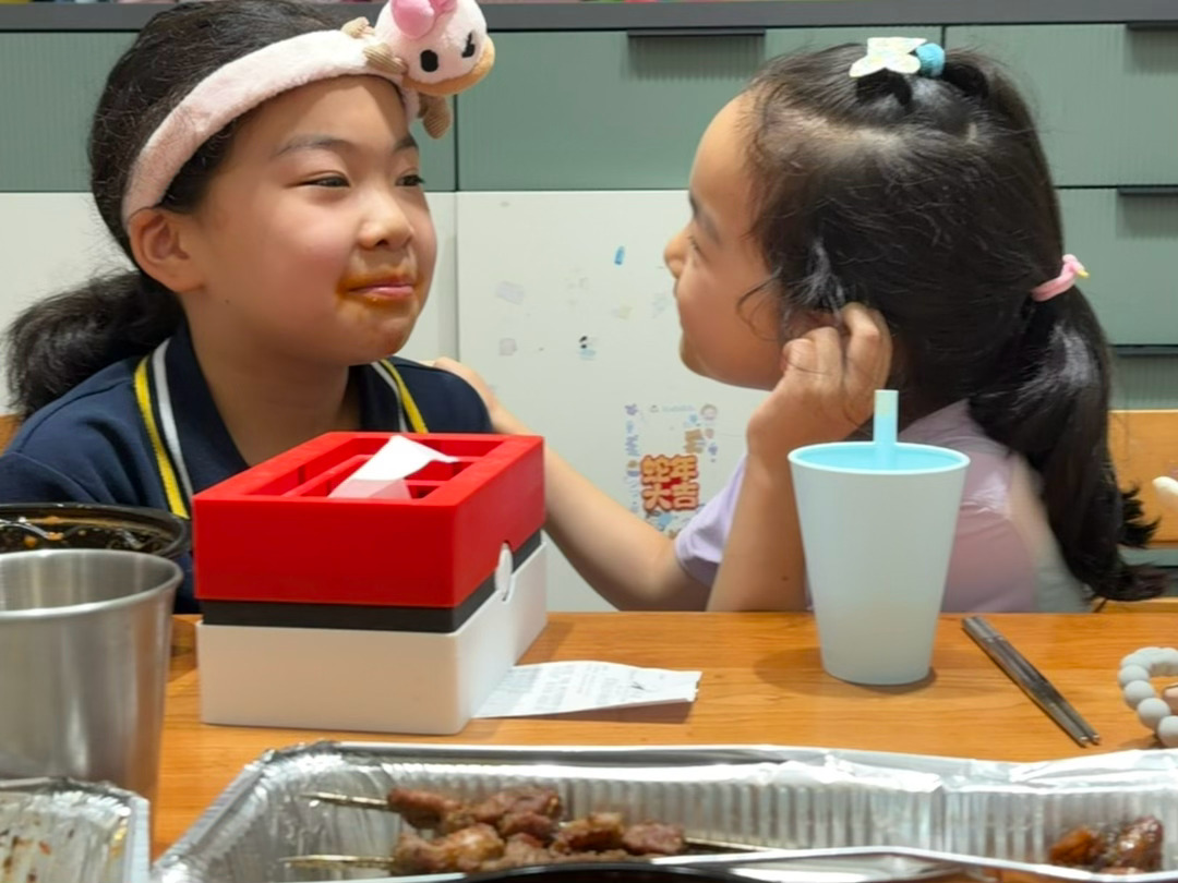 姐俩蛐蛐各自的学校吃喝玩乐妹妹一脸羡慕抓拍姐姐被捣乱 
