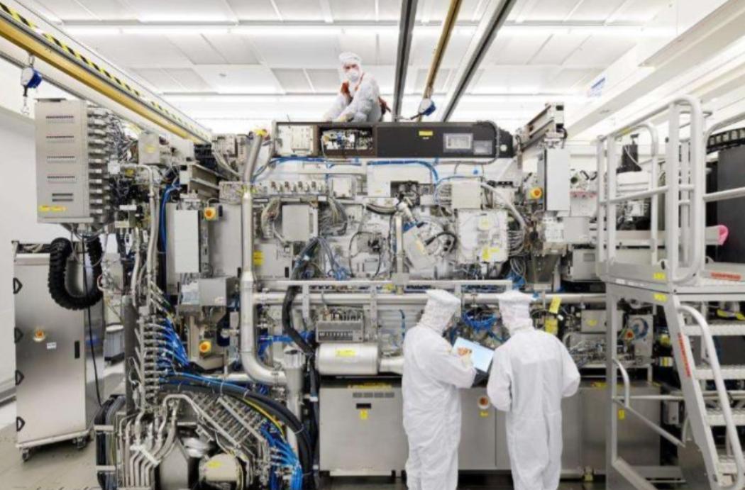 光刻机巨头开始慌了，中国造不成光刻机，但是要造一个光刻工厂！

麻烦看官老爷们右