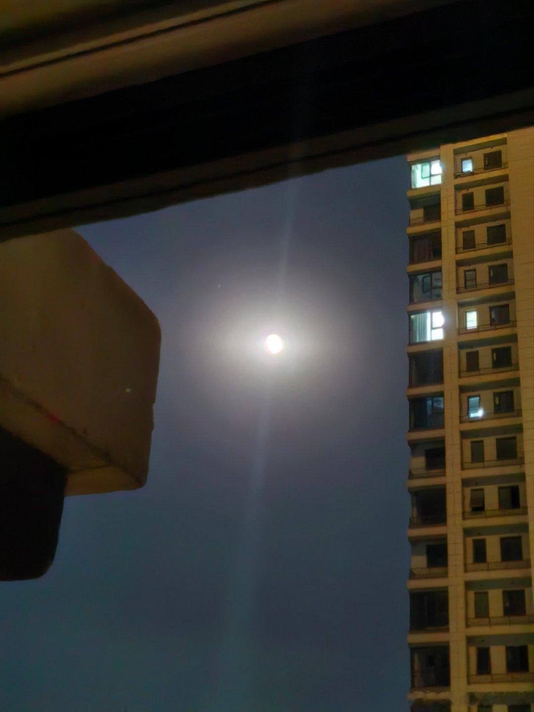 昨夜醒时，见窗外满月悬空，清辉满地，静谧又动人。🌙 