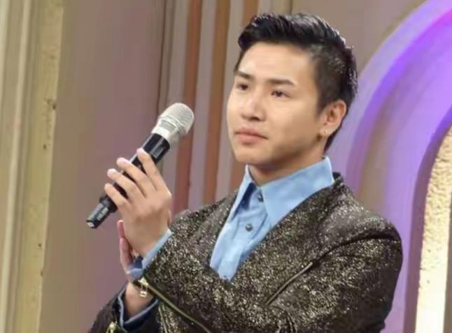 在大陆赚够了钱，在台湾即将回归祖国母亲怀抱之际，他带着一家老小去日本买房，定居日