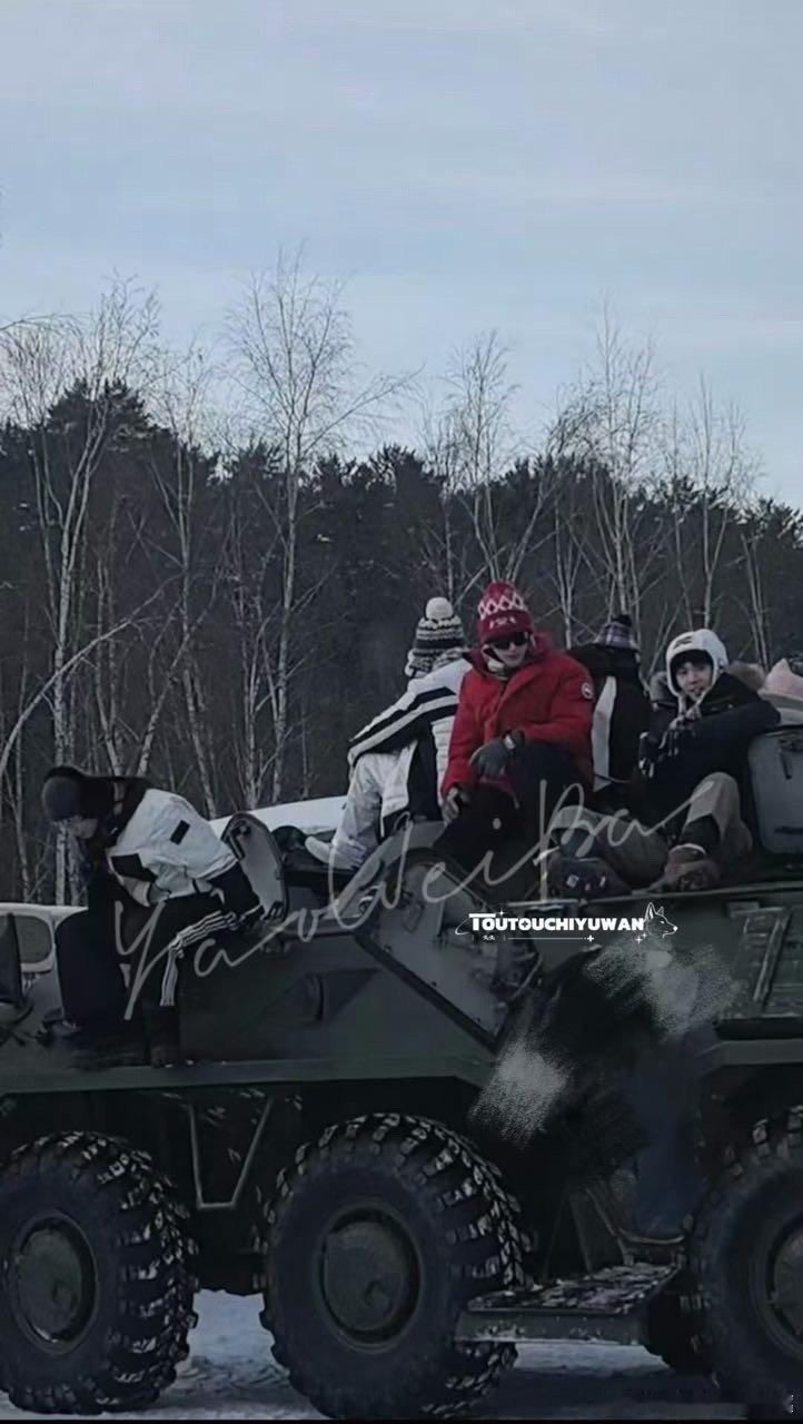 时代少年团俄罗斯 时代少年团今日路透来了坐上大坦克 