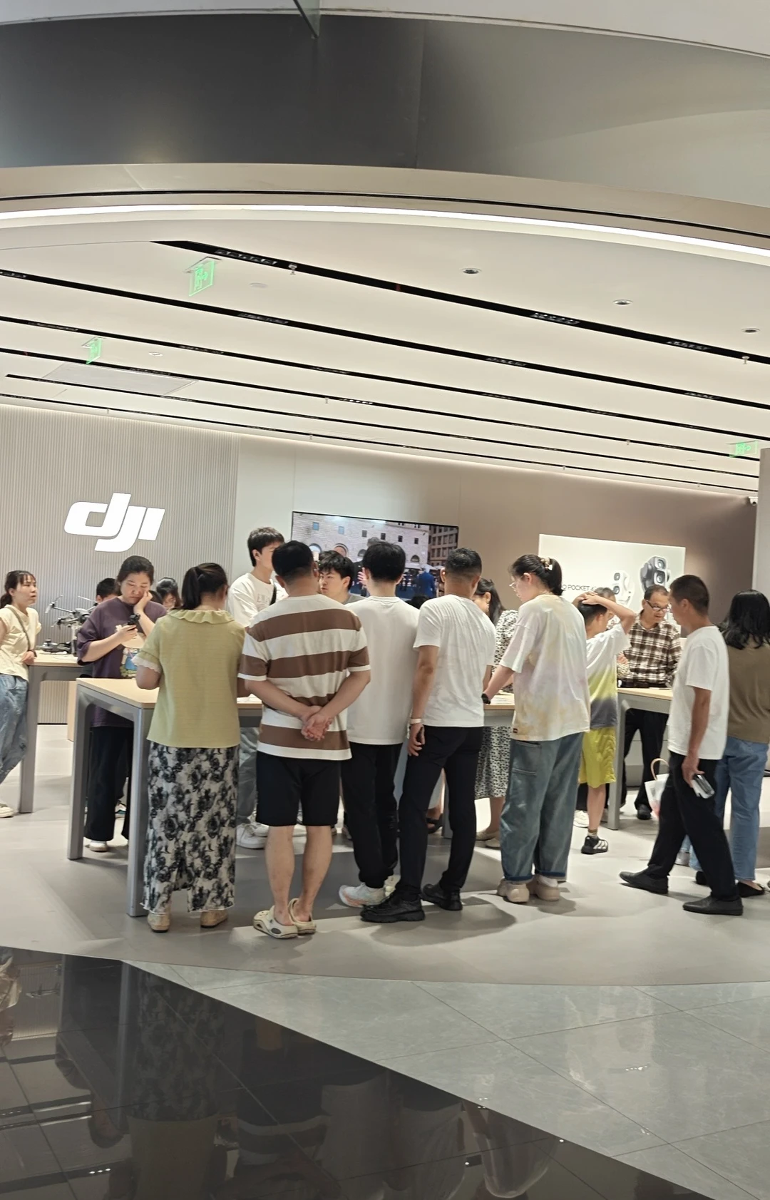 大疆Pocket4P线下排队排到怀疑人生