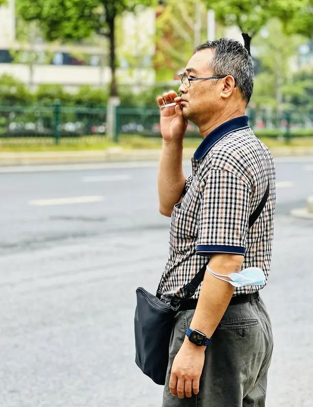 人到中年，必须认真打扮自己！前两天商场试衣间，大姐想试红裙，却被老公一盆冷水浇灭