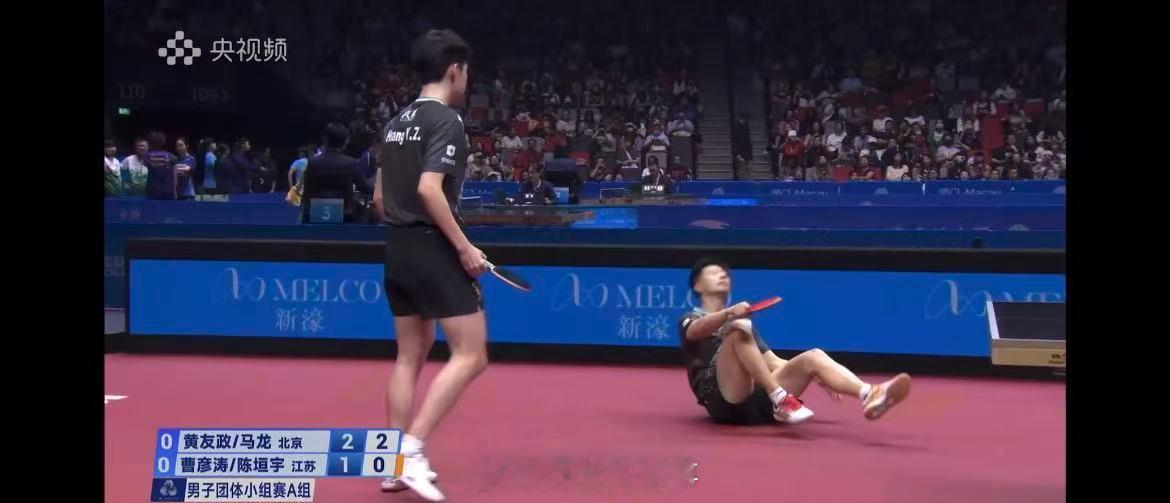 【】 11月17日，第十五届全运会乒乓球男团小组赛，北京对阵江苏。第一盘比赛马龙