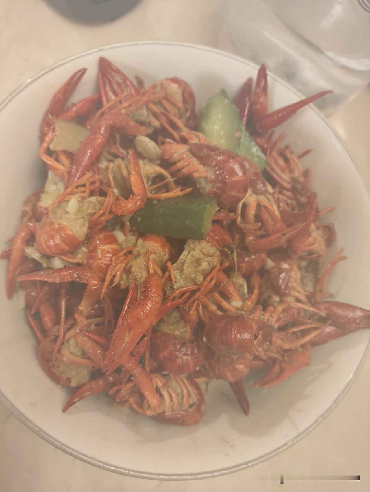 昨天买了2斤小龙虾
15一斤
记得以前好像更便宜吧
不过摊主帮我把虾子处理好了