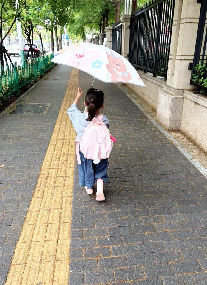 妈妈怕了你一辈子：

怀孕时，怕你会畸形；
出生时，怕你会生病，
幼儿园，怕你受