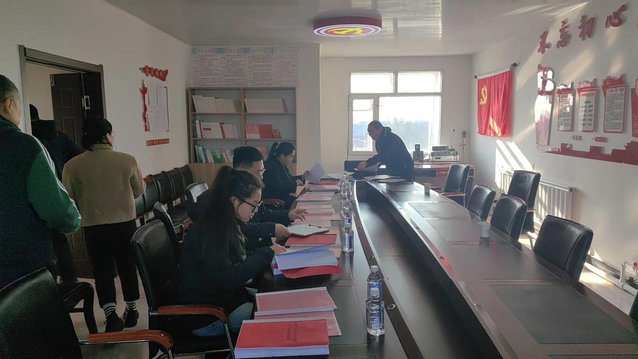 公务员加班，没有加班费。如此操劳，谁能理解呢

公务员的本质是全心全意为人民服务