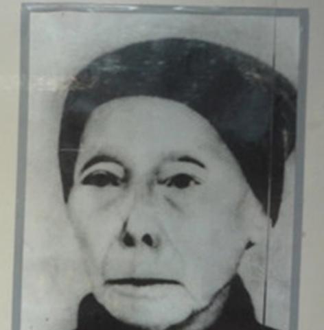 1933年，毛主席躲进一个农妇家，在敌人来搜查时农妇站出来说：“军爷，你们要找的