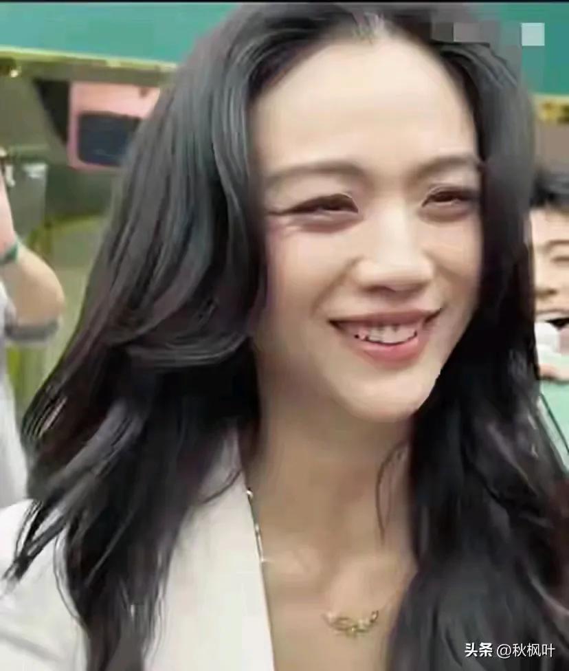 这还是汤唯吗？看起来咋这么老了，一笑眼角皱纹过于明显。也不知眼睛下方是大眼袋还是