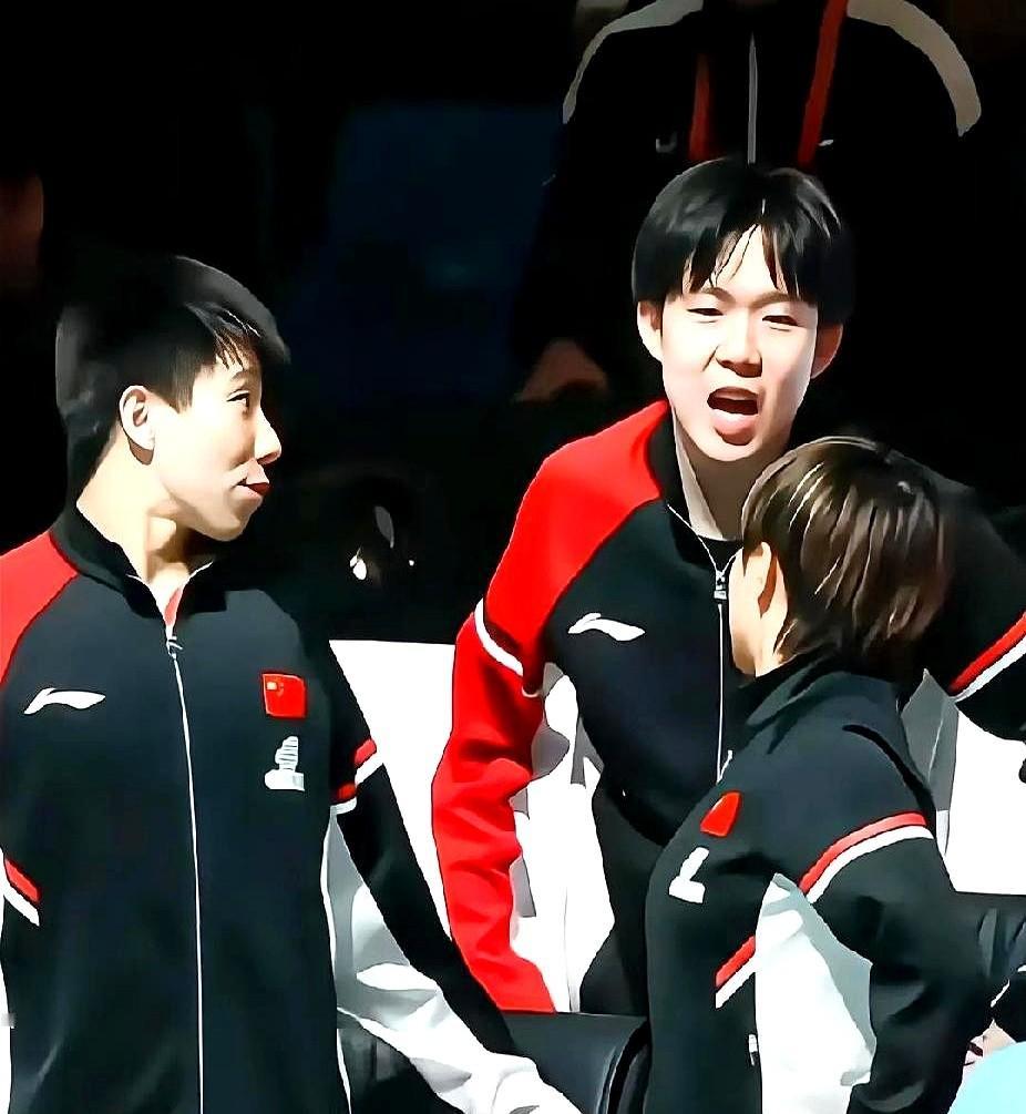 这下子出名了！

是因为王楚钦今天不用上场却聊个不停，从第一排到第二排最后回第一