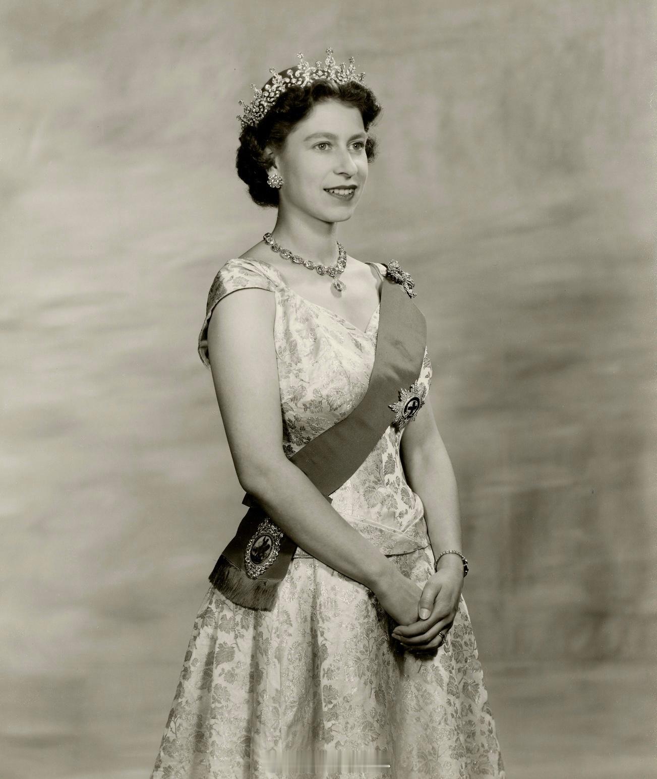 英国王室[超话]  伊丽莎白二世女王的1956年官方肖像📸 ​​​