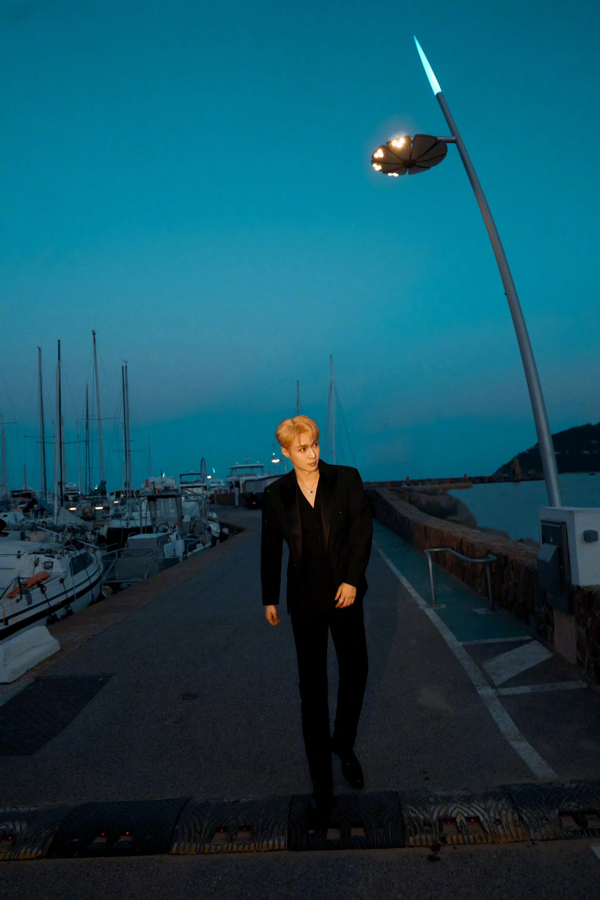 喔！#张艺兴# 在戛纳的夜晚，流光溢彩、优雅迷人。图八让我想起了费里尼电影《甜蜜