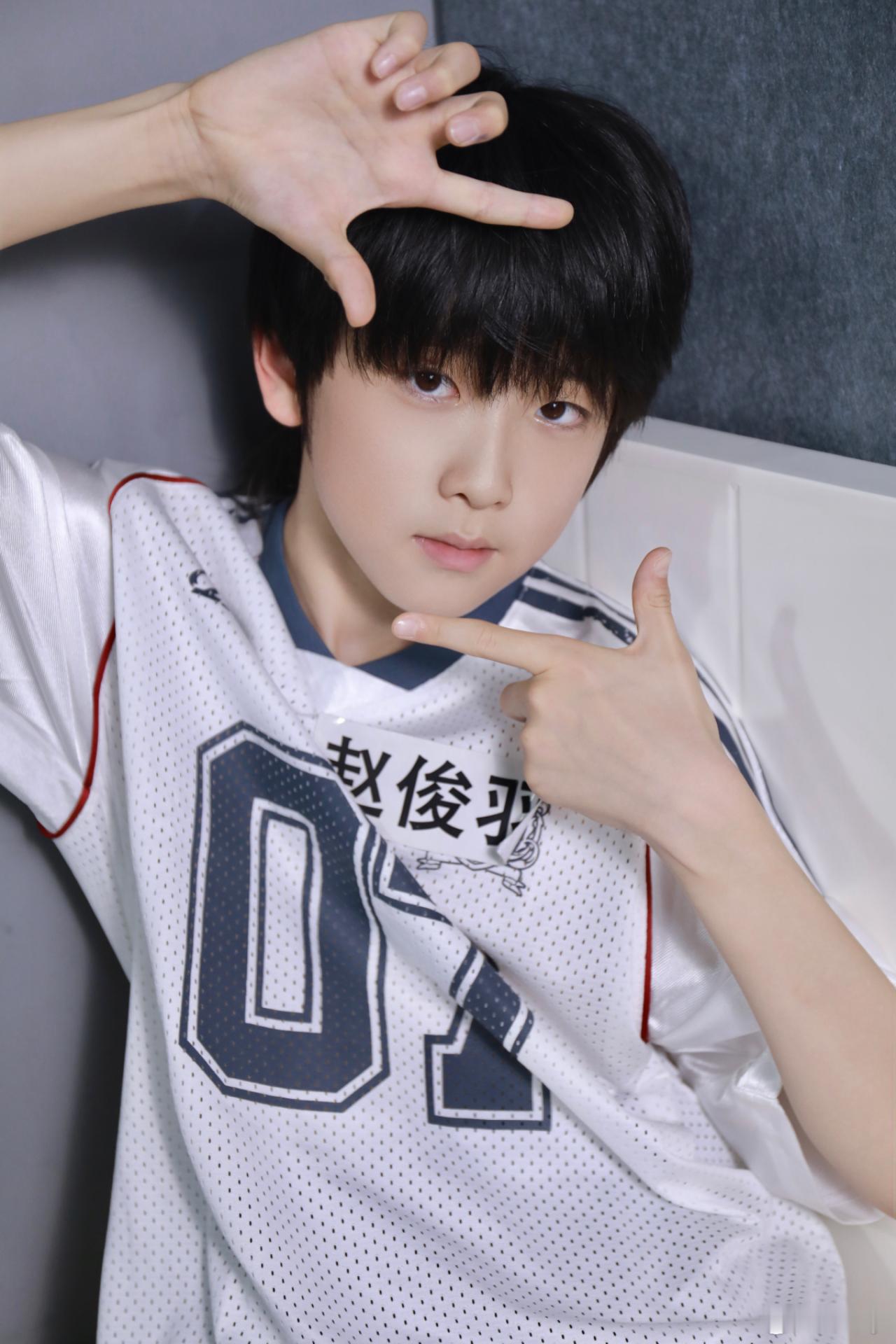 赵俊羽🧡赵俊羽 五代第一且唯一主唱 “远方的海岸奏响冬风 那是我对你的思念” 
