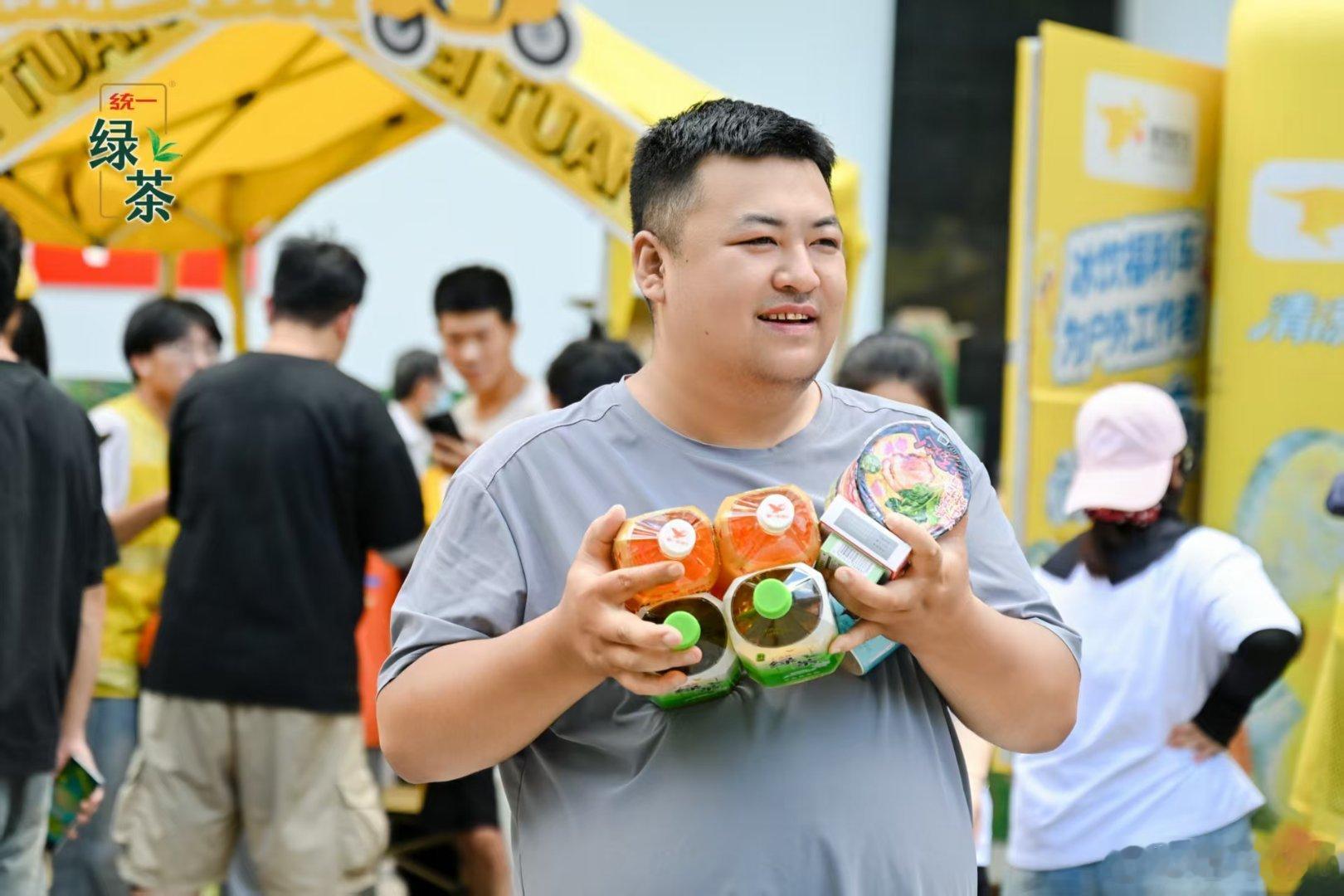盛夏的西安，街头处处都是奔波的身影。7月28日在大唐西市，一场面向外卖骑手的暖心