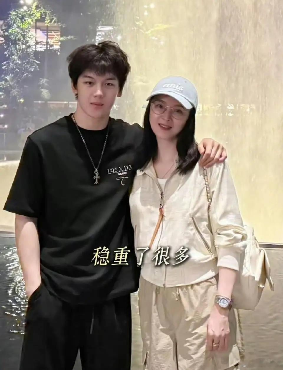 网络风险看不懂了全网都在夸王艳儿子长得帅，长得高，有星味，这是打算出道了吗？不是