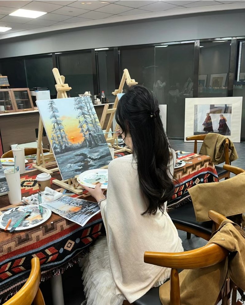 小时候总是觉得自己是世界的主角 长大后才开始慢慢正式自己的平庸 . ​​​