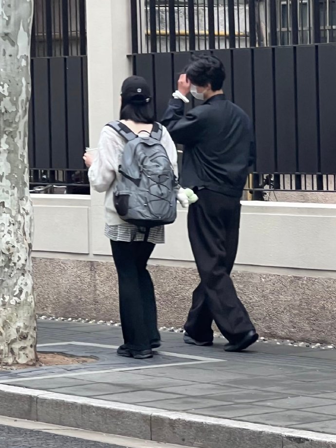 上海街头偶遇朴宝剑路人视角里的朴宝剑好随性，戴着口罩安安静静逛街，看到海报就停下